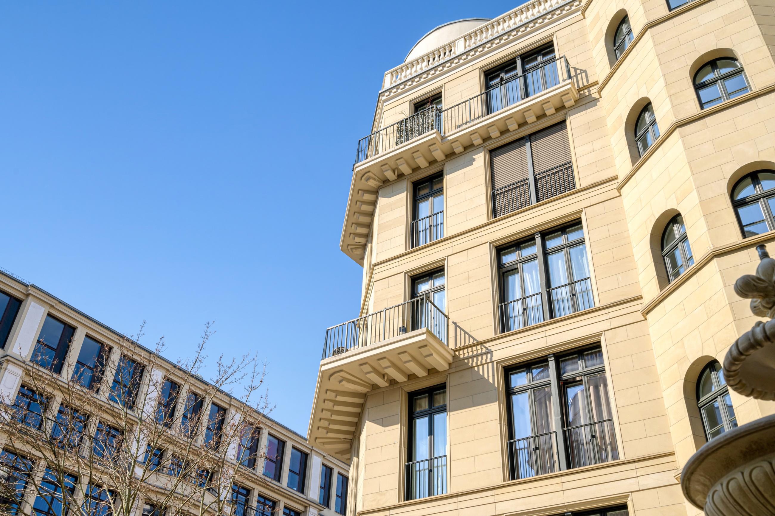 Berliner Mehrfamilienhaus verkaufen – persönliche Beratung mit AJ Likoy von MFH-Immo