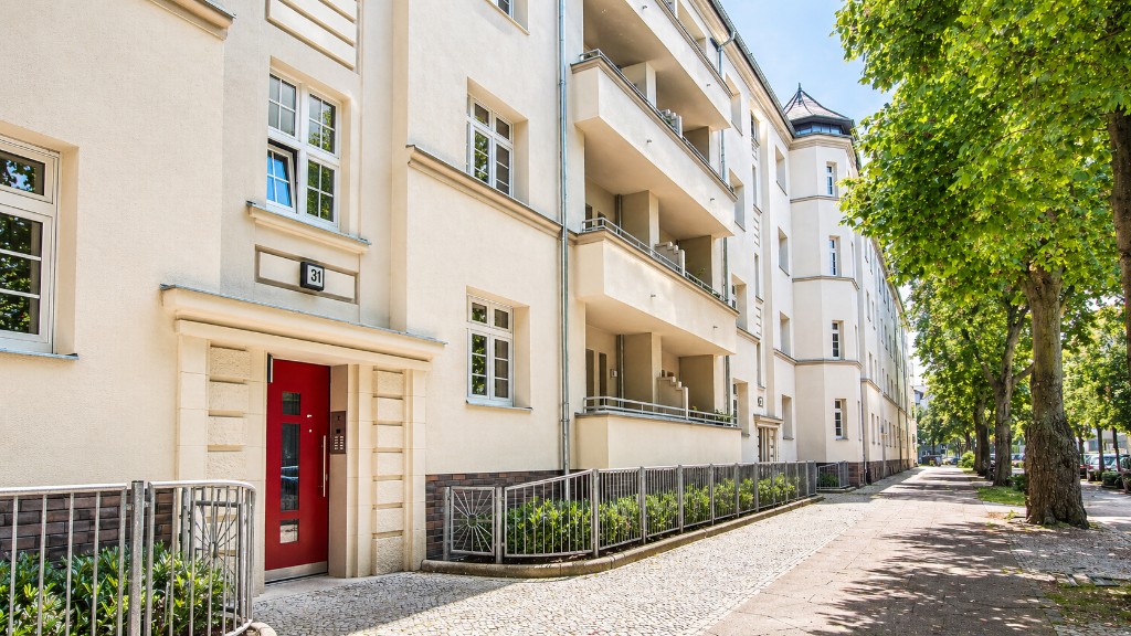 Mehrfamilienhaus verkaufen Berlin – Fassade Straßburger Straße als Beispiel für Mikrolage und Kaufpreisfaktor